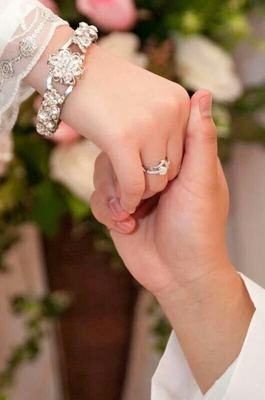 AltafTweets01's tweet photo. Should a girl confess first, or a boy?

Some say whoever feels it should speak.  
Some say the guy must move first.  
Most just wait — and stay silent.

Who should say it first? https://t.co/VLZGFsTWuY