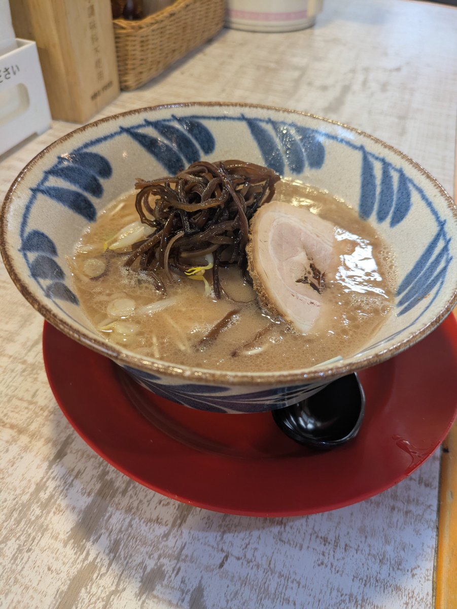 ramensenazumino's tweet photo. 本日もやってます🤡

製麺も少しやってます！

博多豚骨もあります！

鯖節をつかった中華そばが
人気をあつめております🤡 https://t.co/lwODHuaJ9x