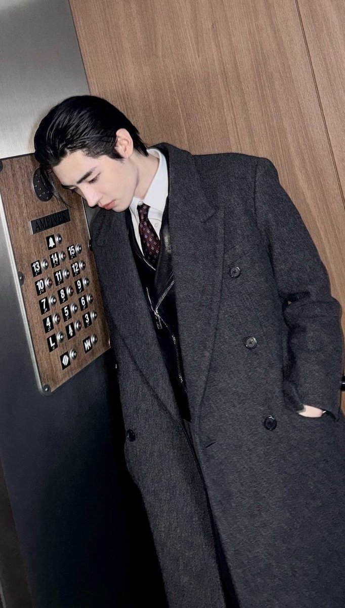 psh12802_'s tweet photo. Sunghoon wearing a long coat.. This is exactly how I imagine a prince in a modern-day manhwa

#SUNGHOON #박성훈 https://t.co/H1qArimlQ8