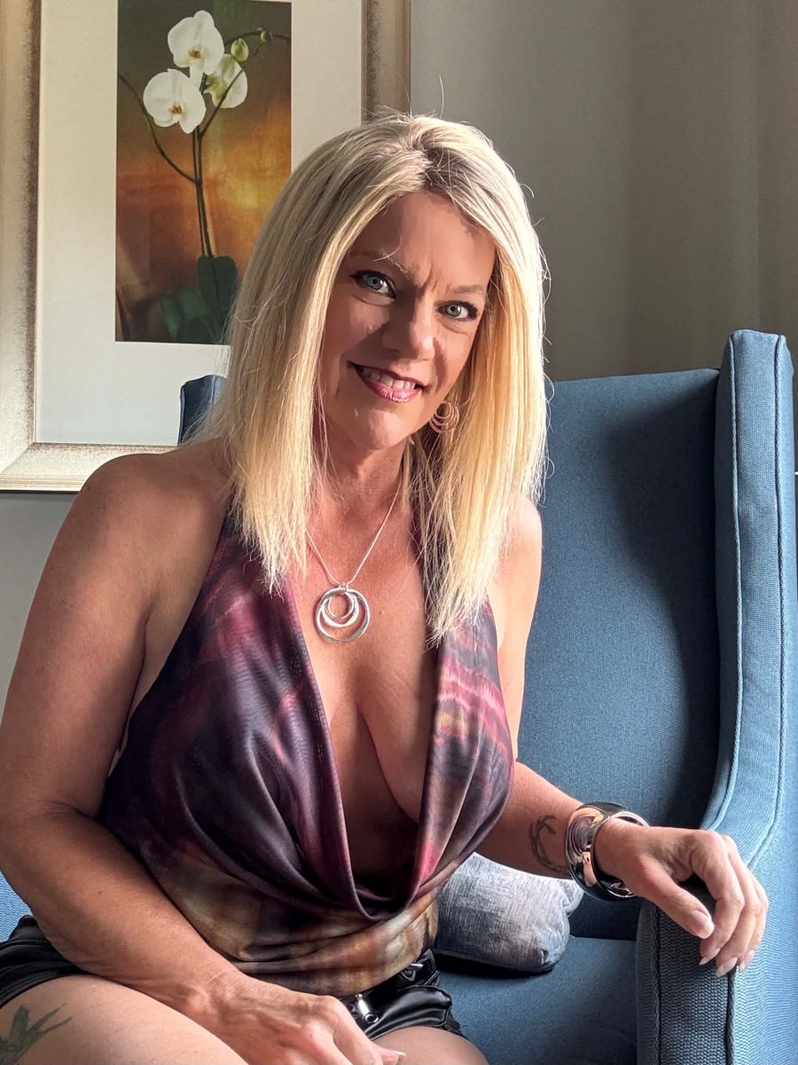 msAmandakasbh's tweet photo. I am extremely excited to announce I have teamed with Love after Hours  to carry both my 2027 Calendar &amp; special edition 2 movie DVD's @ their store in Michigan! WATCH FOR MORE UPDATES!!  #milf #retailoutlets #risingstar https://t.co/Q10VQXqtpZ
