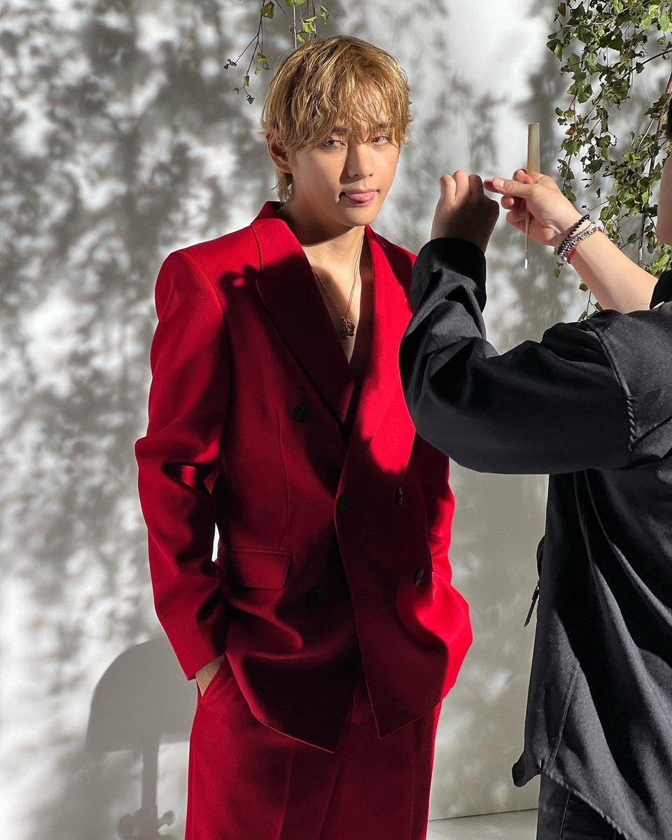 alexapolezhaeva's tweet photo. BORAHAE TAEHYUNG 
WE LOVE YOU TAEHYUNG 
#V #TAEHYUNG 
#KimTaehyung #THV 
#VxCartier #TaehyungxCartier 
@/thv IG Post 

"#PantheredeCartier
@/cartier" 

2023.09.23

https://t.co/fr9CSLwtQR https://t.co/lpwpGL9Wy1
