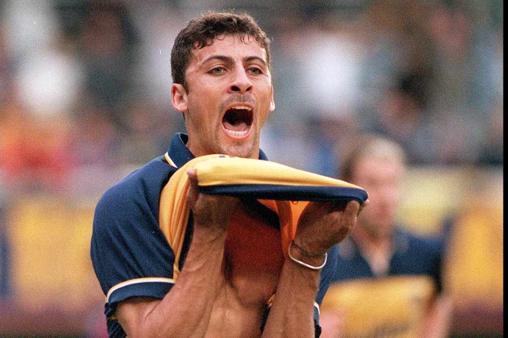 TikiTikiBJ's tweet photo. "Tengo una familia hincha de Boca, yo hincha de Boca. Mi viejo era fanático pero yo era el más loco. Seguía mucho a Giunta, miraba a Giuntini y Simón, son los recuerdos que tengo de esa época. Yo era el que más sufría." - Wálter Samuel "El Muro" https://t.co/C9XVxKZqIg