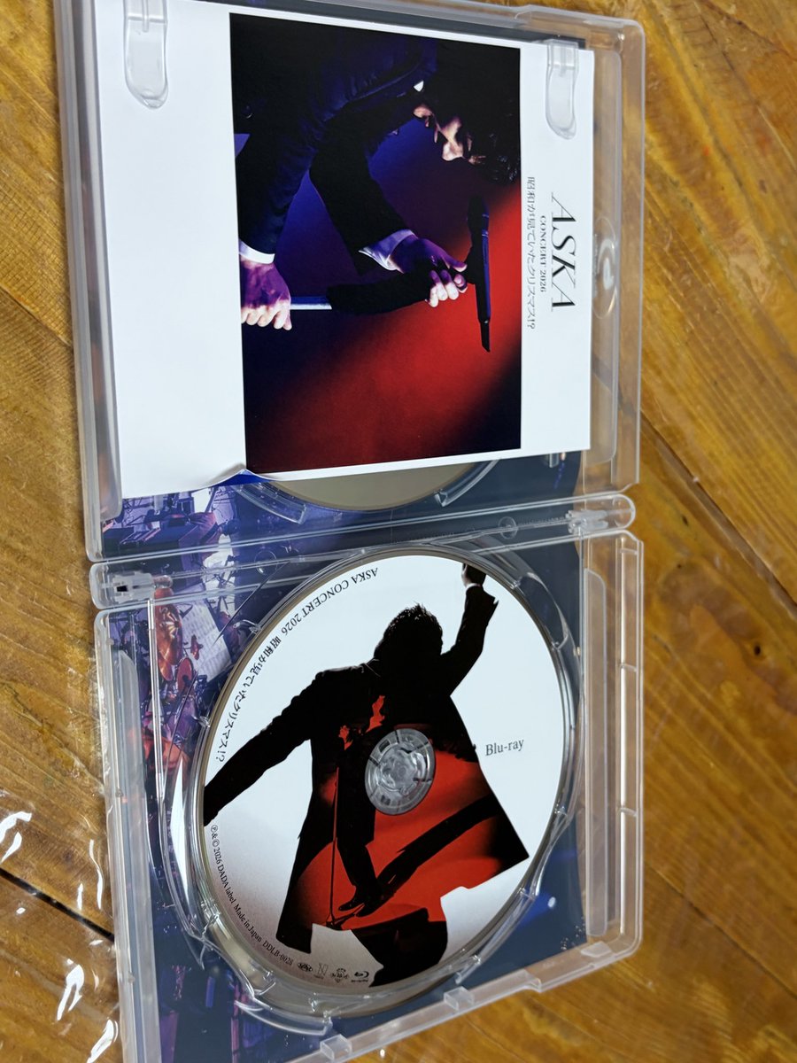 mataro_sab's tweet photo. 楽しみにしていた昭和が見ていたクリスマスが届いたのですが…パッケージを開けたらブックレットが折れた状態でした。。。
僕以外にも折れていた、という人もいました🥲🥲
@askaofficial921 
@ASKA_Pop_ASKA https://t.co/R8J7jyoAxC