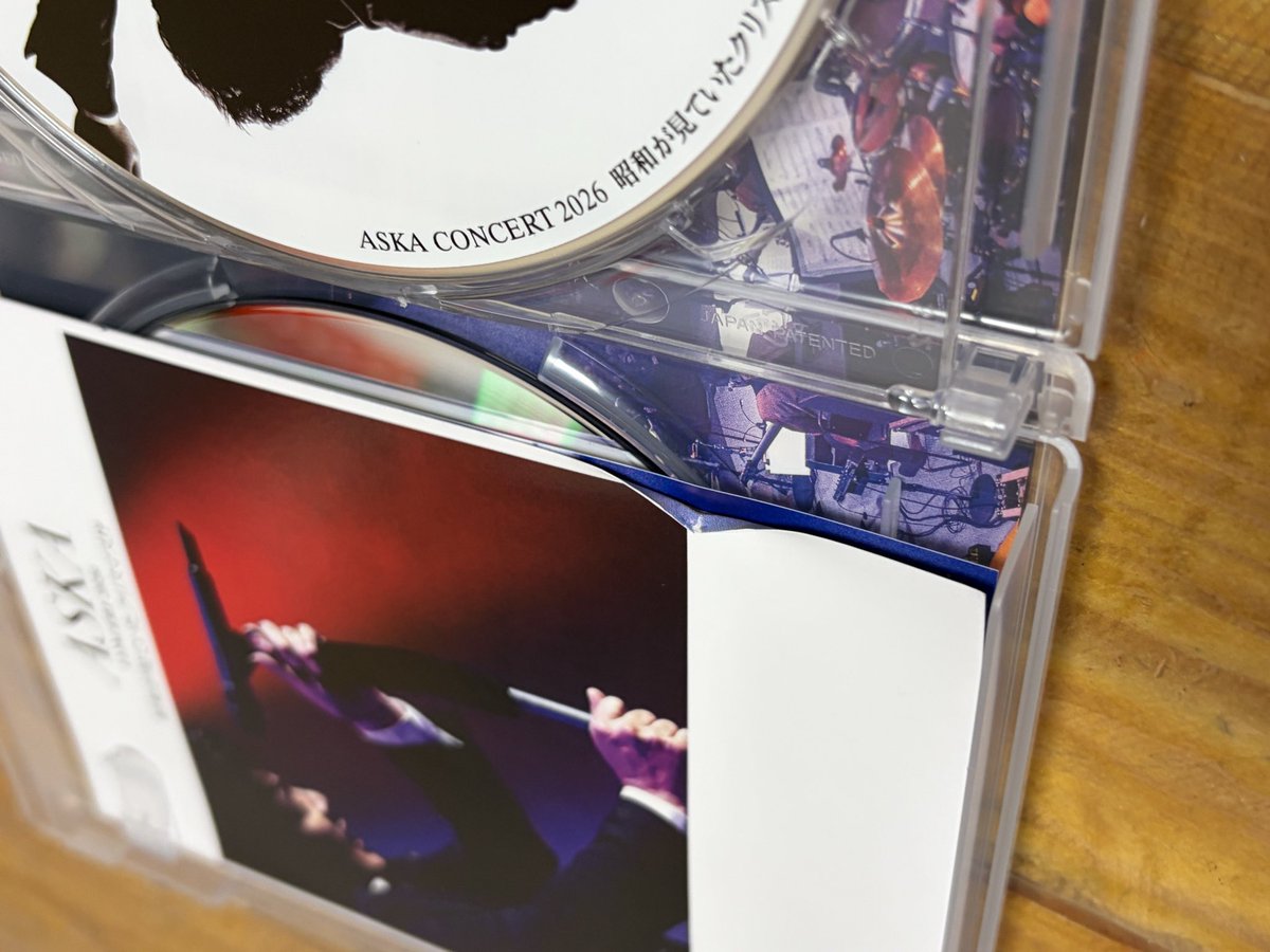 mataro_sab's tweet photo. 楽しみにしていた昭和が見ていたクリスマスが届いたのですが…パッケージを開けたらブックレットが折れた状態でした。。。
僕以外にも折れていた、という人もいました🥲🥲
@askaofficial921 
@ASKA_Pop_ASKA https://t.co/R8J7jyoAxC