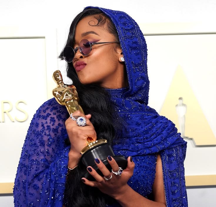 HERbrasiI's tweet photo. 🏆| "BRB", faixa tema de "Forgotten Island" será submetida ao #Oscars 2027 na categoria de Melhor Canção Original.

— @HERmusicx, que interpreta a música ao lado de Liza Soberano, divide os créditos de composição e produção com Ryan Tedder. https://t.co/vepuPdWeYp