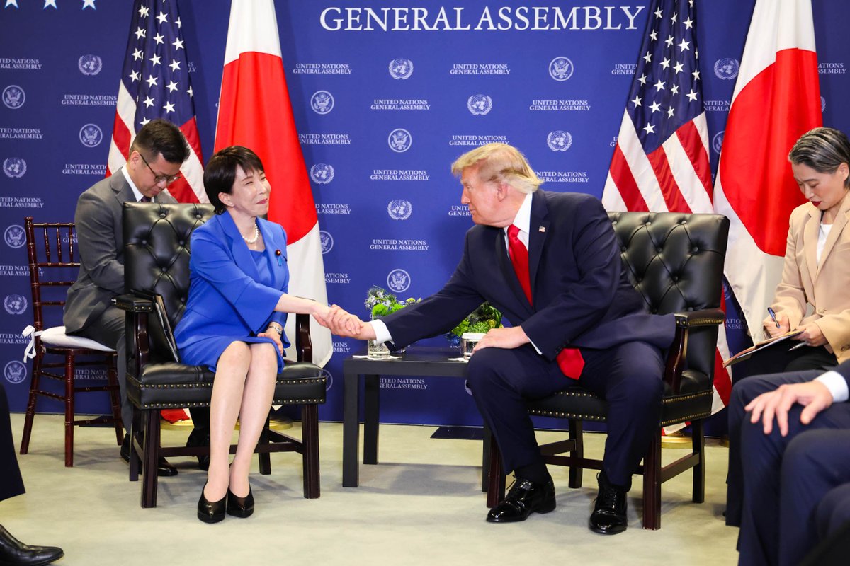 takaichi_sanae's tweet photo. 現地時間22日13時過ぎから、国連総会出席のため訪問中の米国・ニューヨークにて、トランプ大統領(@realDonaldTrump)と日米首脳会談を行いました。

トランプ大統領にお会いするのは、本年6月のG7エビアンサミット以来4回目でしたが、今回も非常に打ち解けた雰囲気の中で、幅広い分野での協力や地域情勢についてしっかりと議論することができました。

日米両国が共に高い関心をもって取り組んでいる経済安全保障については、AIや半導体、重要鉱物といった分野で、技術競争に勝ち、強靱性を高めるための協力を確認し、これを更に強化していくこととしました。

また、関税に係る日米間の合意についても、着実な実施の重要性を改めて確認し、双方で協力を進めていくことで一致しました。

中国・北朝鮮などについてもトランプ大統領との間で率直な意見交換を行いました。

特に、私自身が決意をもって取り組んでいる拉致問題については、その即時解決の重要性を改めて強調し、トランプ大統領から、全面的な支持を得ることができました。

昨今の安全保障環境が厳しさを増している中、まさにこのタイミングで、トランプ大統領との間で、安全保障、経済、経済安全保障など、幅広い分野における日米協力やインド太平洋地域情勢などについてしっかりと議論を行ったことは極めて有意義だったと思います。

このほか、国際刑事裁判所（ICC）に関する考えについても、率直なやり取りを行いました。

トランプ大統領との緊密なやり取りを通じて、日米同盟の更なる高みを目指していきます。