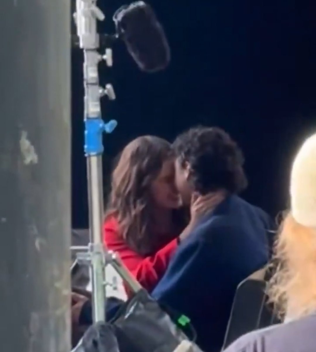 thelifeoftwirls's tweet photo. them resting their foreheads together after kissinggg my heart can’t take it🥹🥹they’re so in love!!! https://t.co/9ctypMDCmc