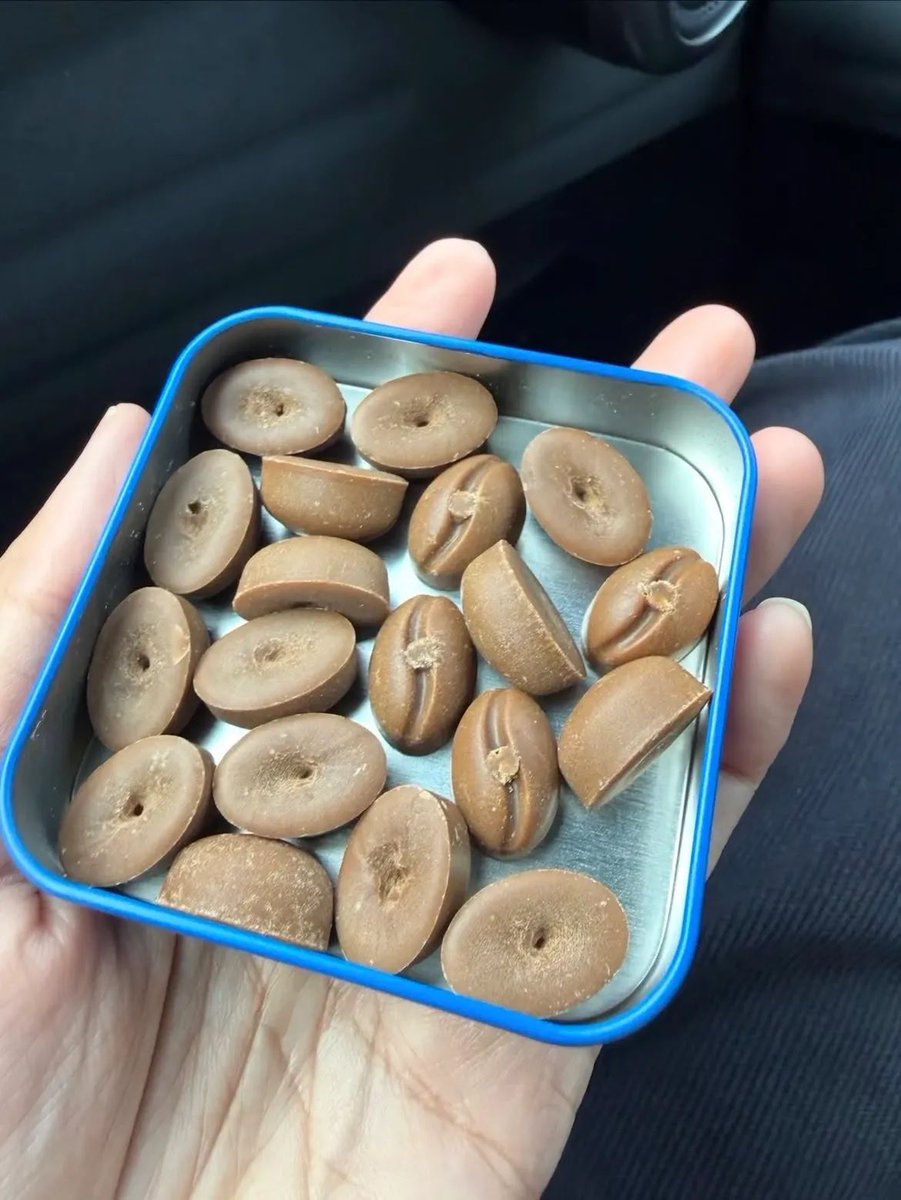 Elmeira_08's tweet photo. Buat yang suka ngantuk parah pas kerja/nugas, mending cobain ini deh. sumpah mata langsung melek😭

Udah mah sugar free, rasanya semriwing bikin seger. jujur lebih suka yg Espresso karena kafeinnya 260mg, jauh lebih tinggi dari yang Americano (cuma 110mg)🙌 https://t.co/egg4Phsnc0