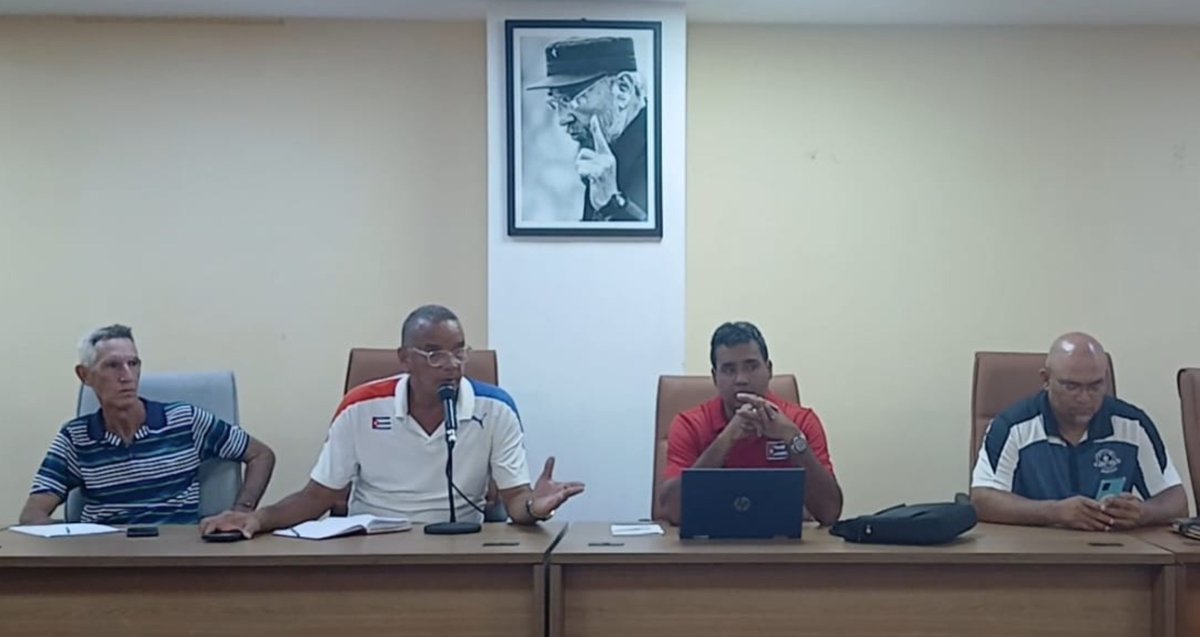 InderCuba's tweet photo. El vicepresidente primero Raúl Fornés Valenciano y la vicepresidenta Teresa Yamila Méndez Álvarez encabezaron hoy otros de los encuentros organizados por la dirección de #InderCuba para chequear los preparativos para la #65SNB en todos sus escenarios. #Beisbol #BeisbolCubano https://t.co/qIRdAlzXix