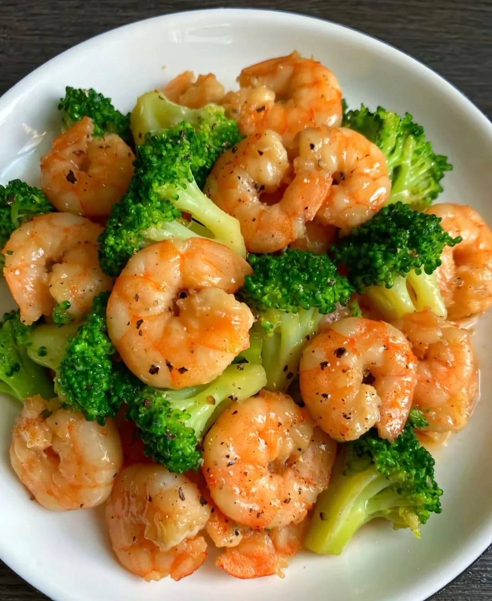 ShiraFagleuxn's tweet photo. Just whipped up garlic butter shrimp with steamed broccoli in 15 mins! So fragrant and cozy—weeknight dinners don’t have to be boring!， https://t.co/0xOGUyfLvN