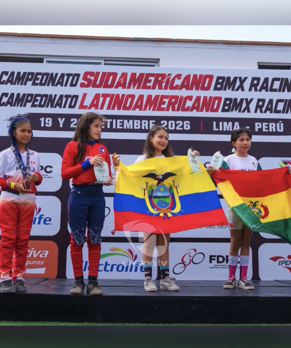 UNSIONTV's tweet photo. 🏆🇪🇨 Nathalia Espejo, campeona sudamericana de BMX Racing

A sus 9 años, Nathalia Espejo se coronó campeona sudamericana de BMX Racing en el campeonato realizado este fin de semana en Lima, Perú, donde representó a Ecuador en la categoría Damas 9 años y obtuvo la medalla de oro.

Nathalia inició su trayectoria deportiva a los 3 años en el Club Carpes. Desde entonces, ha sido cuatro veces campeona provincial, campeona nacional en 2025 y seleccionada ecuatoriana. También alcanzó el tercer lugar en el Campeonato Panamericano de Chile y en competencias realizadas en Bogotá.

Con este nuevo título, Nathalia suma otro logro a su carrera deportiva y actualmente es la campeona sudamericana de BMX Racing en su categoría.

#UnsionNoticias #UnsionelCanaldeCuenca #BMXRacing #NathaliaEspejo #Ecuador #CampeonaSudamericana #Ciclismo