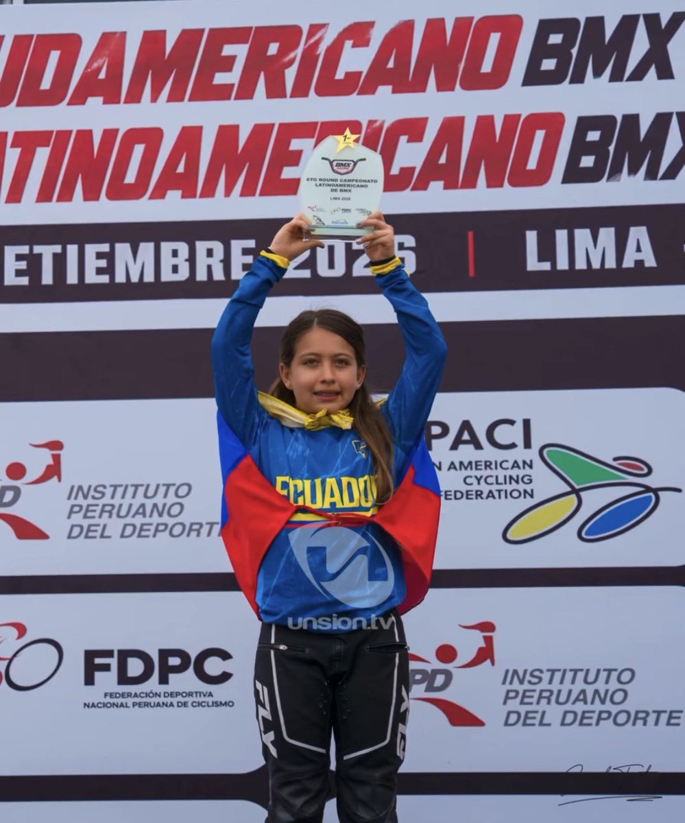 UNSIONTV's tweet photo. 🏆🇪🇨 Nathalia Espejo, campeona sudamericana de BMX Racing

A sus 9 años, Nathalia Espejo se coronó campeona sudamericana de BMX Racing en el campeonato realizado este fin de semana en Lima, Perú, donde representó a Ecuador en la categoría Damas 9 años y obtuvo la medalla de oro.

Nathalia inició su trayectoria deportiva a los 3 años en el Club Carpes. Desde entonces, ha sido cuatro veces campeona provincial, campeona nacional en 2025 y seleccionada ecuatoriana. También alcanzó el tercer lugar en el Campeonato Panamericano de Chile y en competencias realizadas en Bogotá.

Con este nuevo título, Nathalia suma otro logro a su carrera deportiva y actualmente es la campeona sudamericana de BMX Racing en su categoría.

#UnsionNoticias #UnsionelCanaldeCuenca #BMXRacing #NathaliaEspejo #Ecuador #CampeonaSudamericana #Ciclismo