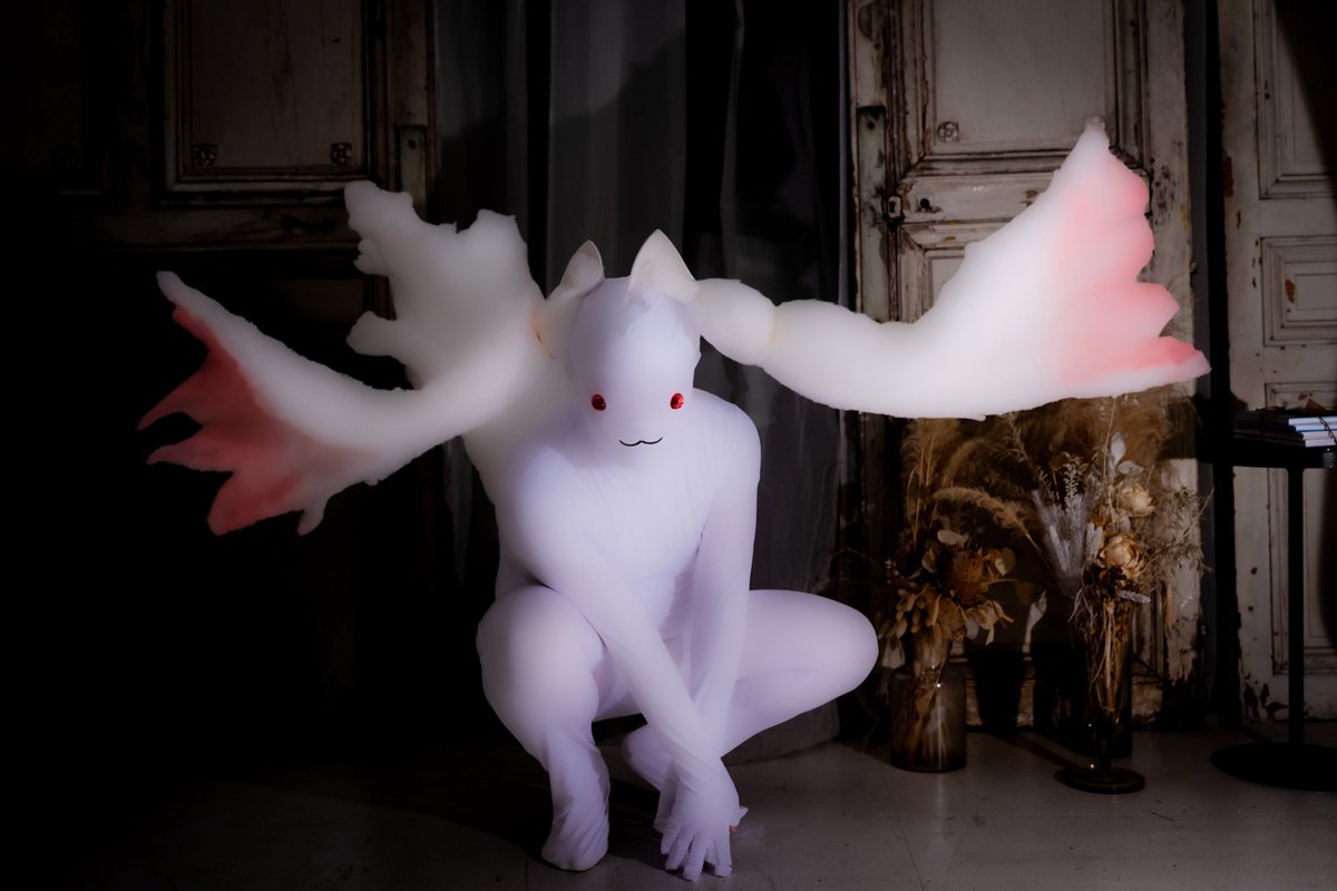 dopero3's tweet photo. 【コスプレ】
魔法少女まどかマギカ
キュゥべえ

「この国では、成長途中の女性のことを、少女って呼ぶんだろう？  だったら、やがて魔女になる君たちのことは、魔法少女と呼ぶべきだよね」

photo @matsuf888 
studio @white_greige 

#20260919地獄のトンチキあわせ https://t.co/9UlZDrqlTl