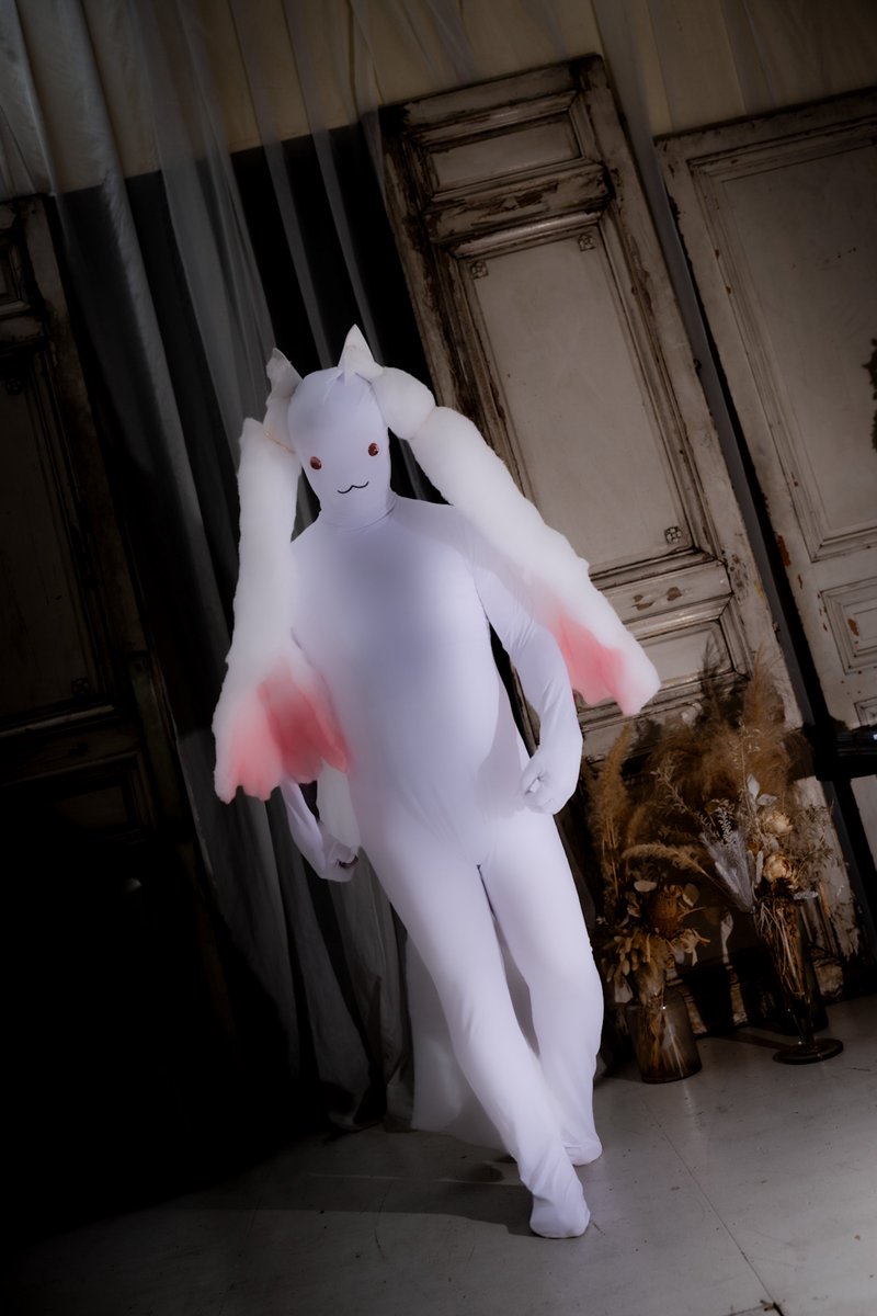 dopero3's tweet photo. 【コスプレ】
魔法少女まどかマギカ
キュゥべえ

「この国では、成長途中の女性のことを、少女って呼ぶんだろう？  だったら、やがて魔女になる君たちのことは、魔法少女と呼ぶべきだよね」

photo @matsuf888 
studio @white_greige 

#20260919地獄のトンチキあわせ https://t.co/9UlZDrqlTl