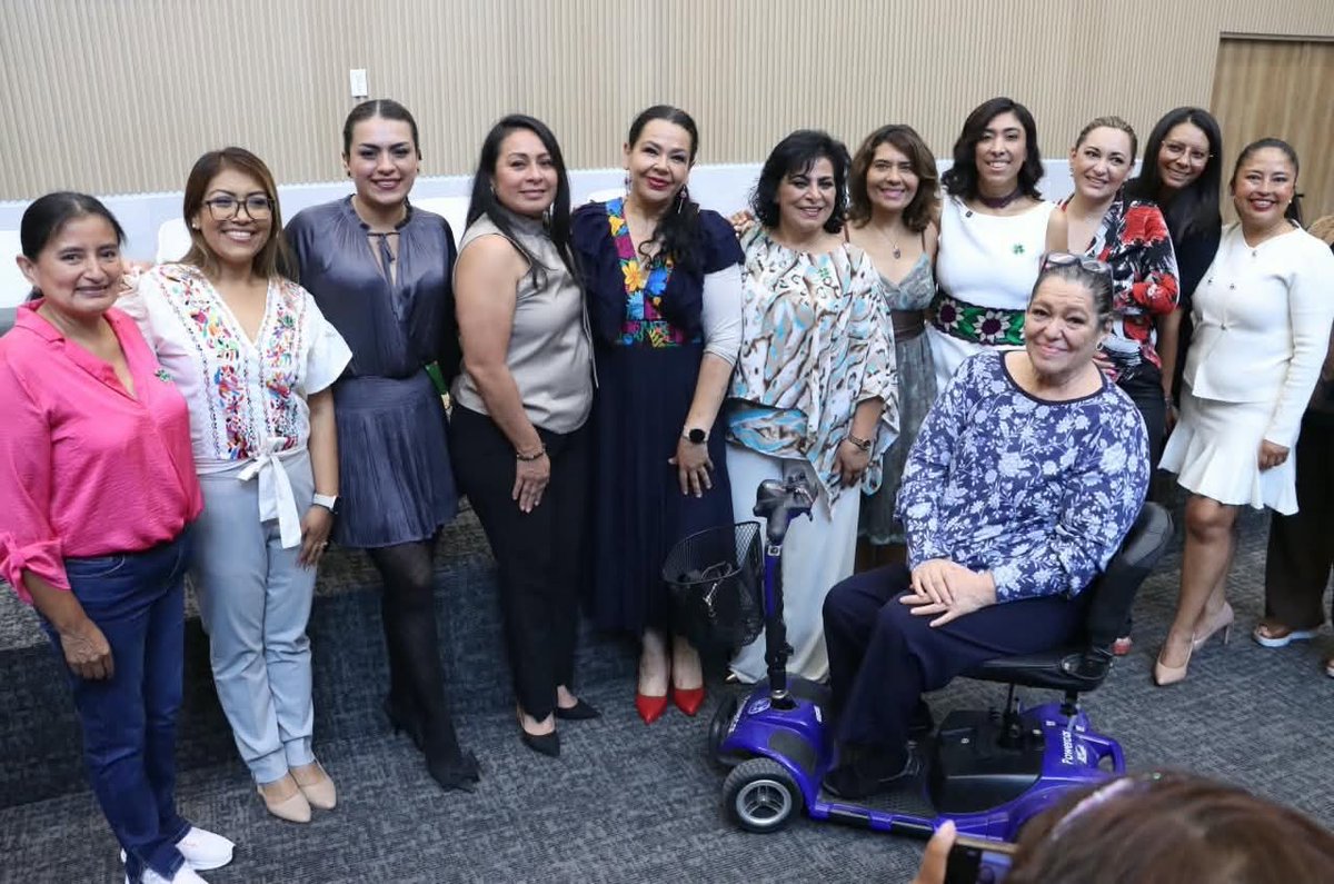 PoderNoticiaPue's tweet photo. #Entérate || 💜📚 La diputada local @yamak_lupita  participó como ponente en la Cátedra Hermila Galindo, un espacio dedicado a reflexionar sobre la participación de las mujeres y el legado de quienes abrieron camino en la vida pública.

🤝 Durante el encuentro, destacó la importancia de generar espacios de diálogo y participación para impulsar a nuevas generaciones de mujeres.

@CongresoPue 

#PoderNoticiaPue #DondeTuVozSeEscucha