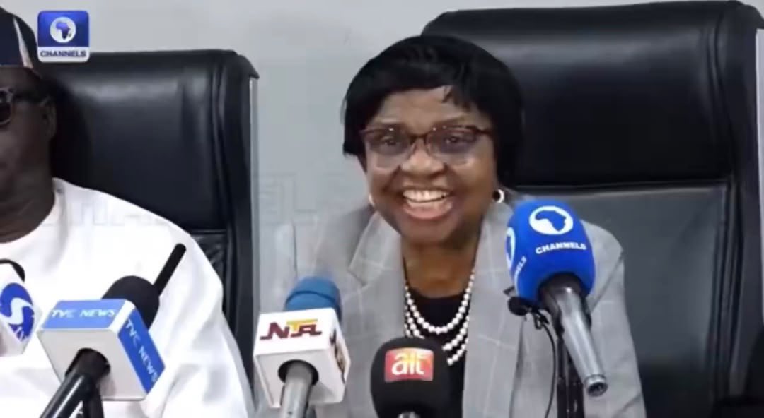 YKoluwaseun9's tweet photo. Employees when their boss makes a dry joke but it’s month end https://t.co/x56dZBI0Lk