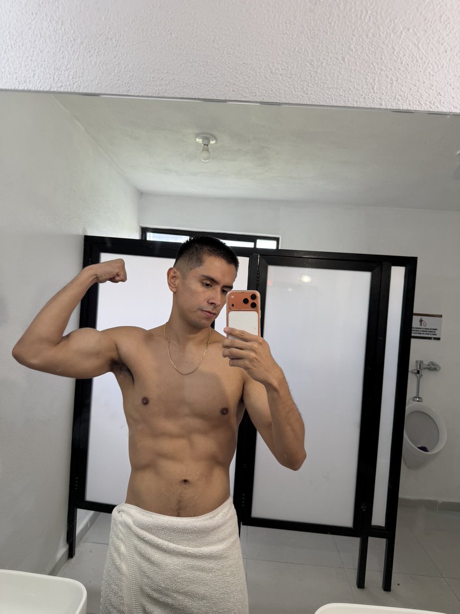 RamyroTorres's tweet photo. En los baños de la alberca 😜 https://t.co/1kF37euIZg