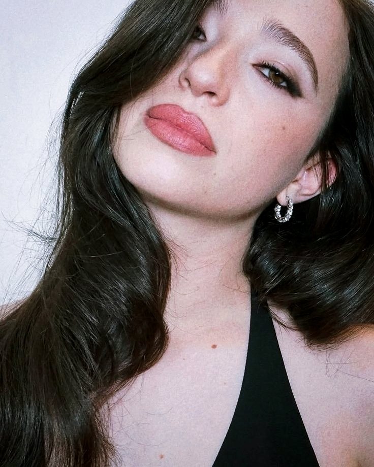 HLLWDBLVRD's tweet photo. 𝓒onheça-me. 
 ⠀  
⠀—⠀𝓝ome:  Barbara. 
⠀—⠀𝓐ltura: 1,61.
⠀—⠀𝓘dade: 25.
⠀—⠀𝓢igno: Áries.
   —   𝓔stado civil: Solteira.
⠀—⠀𝓢exualidade: Lésbica.
⠀—⠀𝓔stação favorita: Inverno.
⠀—⠀𝓒or favorita: Azul bebê. https://t.co/VbwXXOPUV7