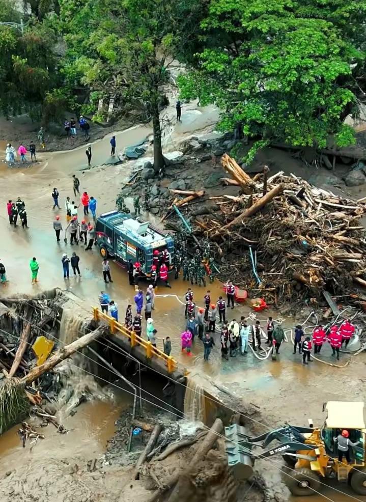xdiandrasavitri's tweet photo. teman teman, yuk kita doakan saudara2 kita yang terkena musibah di arosuka kabupaten solok, sumatera barat. 🥺😭🥀

stay safe teman teman semuanya. 🫶🏾🤍 https://t.co/vzfHxr4GXl