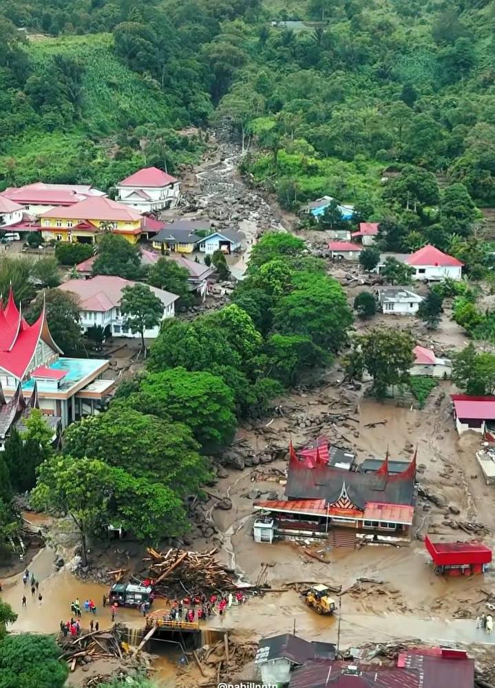 xdiandrasavitri's tweet photo. teman teman, yuk kita doakan saudara2 kita yang terkena musibah di arosuka kabupaten solok, sumatera barat. 🥺😭🥀

stay safe teman teman semuanya. 🫶🏾🤍 https://t.co/vzfHxr4GXl