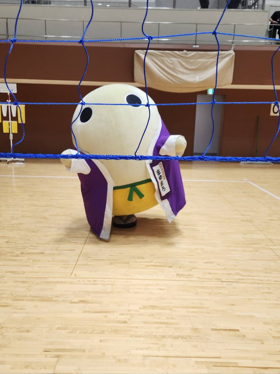 kyotomayumaro's tweet photo. 本日は島津アリーナ京都で開催されました『2026年中京ソフトバレーボール親睦会「第14回ハチドリカップ』におでかけしてまいりましたです〜
今年はこれまでの中で一番多い、74チームが参加されておられますですよ〜！
みなさま、がんばってくださいまし〜♪ https://t.co/JrFUrz5B92