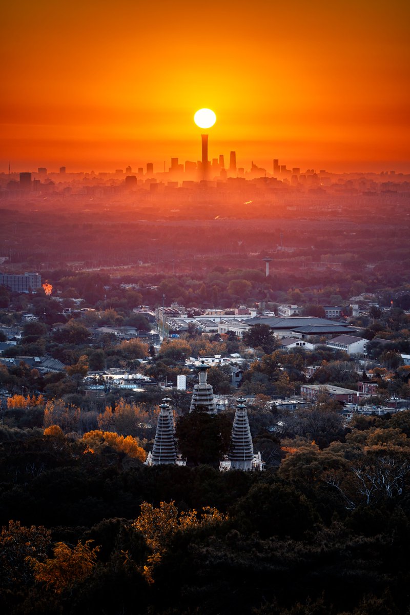 VisitBeijingcn's tweet photo. Qiufen (秋分), or the Autumn Equinox, is the 16th of China’s 24 solar terms. In Beijing, the Vajra Throne Pagoda at Biyun Temple and CITIC Tower offer a striking view of ancient and modern Beijing under the autumn sky. https://t.co/sFSBn3BSwP