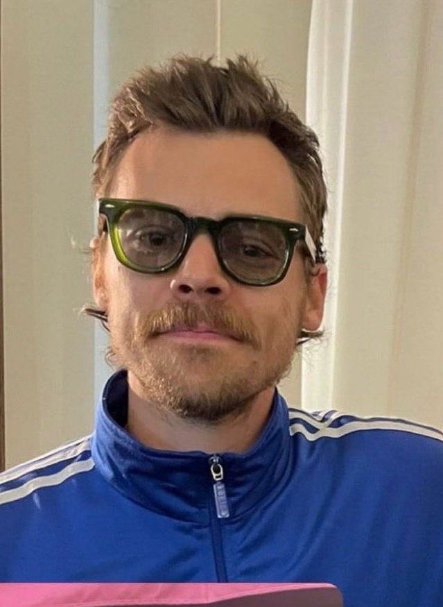 bunnyyrry's tweet photo. quem não gosta dele de bigode é ator pq olha essa perfeição https://t.co/mk077a0po6