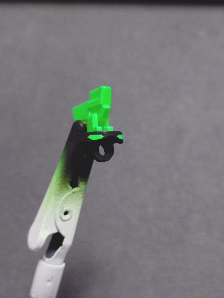 PC9821Ap3_C9W's tweet photo. MGガンダムエピオンのツインアイ
ラッカーの蛍光グリーンの上から、水性の黒を塗装してマジックリンで拭き取り https://t.co/wiQJLbcR1Z