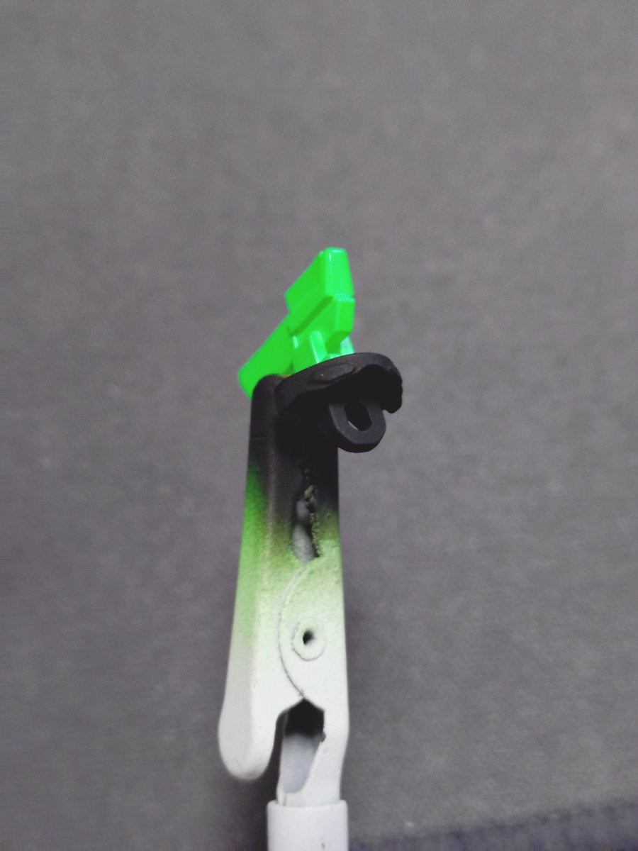 PC9821Ap3_C9W's tweet photo. MGガンダムエピオンのツインアイ
ラッカーの蛍光グリーンの上から、水性の黒を塗装してマジックリンで拭き取り https://t.co/wiQJLbcR1Z