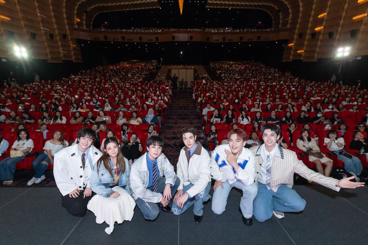 Hello_asian's tweet photo. สาดไปสมาชิก! “แม็กกี้-บาส” นำทีมขี้ซุยบราเธอร์ส ปิดโรงเสิร์ฟความฟิน ส่งท้ายซีรีส์กระแสแรง WeTV Original “ซอโซ่ล่ามธีร์ Be My Player Two” พร้อมเซอร์ไพรส์ใหญ่ประกาศจัดงานแฟนมีตติ้ง 8 พฤศจิกายนนี้!

#ซอโซ่ล่ามธีร์FinalEP #ซอโซ่ล่ามธีร์ #BeMyPlayerTwo 
#WeTVth #WeTVOriginal #studiowabisabi

เมื่อวันพฤหัสบดีที่ 17 กันยายน 2569 ณ Siam Pavalai Royal Grand Theatre ชั้น 6 Siam Paragon, WeTV แพลตฟอร์มวิดีโอสตรีมมิงที่รวบรวมสุดยอดความบันเทิงคุณภาพแห่งเอเชีย จัดงาน “ซอโซ่ล่ามธีร์ Final EP: ONE MORE ROUND” พาแฟน ๆ มาร่วมส่งท้ายซีรีส์กระแสแรง WeTV Original “ซอโซ่ล่ามธีร์ Be My Player Two” ท่ามกลางเหล่าแฟนคลับที่มาร่วมเป็นส่วนหนึ่งของค่ำคืนแห่งความประทับใจอย่างคับคั่ง พร้อมร่วมลุ้นบทสรุปของทีมขี้ซุยบราเธอร์สไปพร้อมกับเหล่านักแสดงแบบเต็มอิ่ม

บรรยากาศภายในงานเริ่มต้นด้วยการปรากฏตัวของนักแสดงนำทั้ง 6 คน ได้แก่ แม็กกี้ รชต, บาส หัสณัฐ, เจ๋ง โชติพัฒน์, มีน วิชญาพร, กันเนอร์ ณัฐสกรรจ์ และ นิวตั้น ไวยากรณ์ ที่มาร่วมทักทายและสร้างสีสันให้กับแฟน ๆ ก่อนชวนแฟน ๆ มาอุ่นเครื่องด้วยเกมทายคำที่เต็มไปด้วยเสียงหัวเราะและโมเมนต์น่ารักระหว่างนักแสดงและแฟนคลับ จากนั้นเข้าสู่ช่วงที่ทุกคนรอคอย กับการรับชมตอนสุดท้ายของซีรีส์ พร้อมร่วมลุ้นไปกับแมตช์ตัดสินของทีมขี้ซุยบราเธอร์ส ก่อนเปิดเวทีพูดคุยถึงความประทับใจตลอดการเดินทางของซีรีส์ เบื้องหลังการทำงาน และความรู้สึกที่มีต่อตัวละครที่ได้ถ่ายทอดตลอดทั้งเรื่อง

ความพิเศษยังไม่หมดเพียงเท่านั้น เมื่อสองนักแสดงนำ “แม็กกี้-บาส” เตรียมโชว์พิเศษด้วยการร่วมถ่ายทอดเพลง “แกล้ง ๆ (Playing It Cool!)” เพลงประกอบซีรีส์ที่ได้สร้างความประทับใจให้กับแฟน ๆ ก่อนส่งต่อเซอร์ไพรส์ครั้งใหญ่กับการประกาศข่าวดีเตรียมจัดงานแฟนมีตติ้ง “MAXKYBAS ARCADE PLAY IT YOUR WAY” ในวันอาทิตย์ที่ 8 พฤศจิกายน 2569 ณ IDEA LIVE, BRAVO BKK ซึ่งจะเปิดจำหน่ายบัตรผ่านทาง The Concert ในวันเสาร์ที่ 10 ตุลาคม 2569 เวลา 10.00 น. เป็นต้นไป แฟน ๆ สามารถติดตามรายละเอียดเพิ่มเติมได้ทาง WeTV ทุกช่องทาง

ก่อนปิดท้ายค่ำคืนด้วยการถ่ายภาพร่วมกันระหว่างเหล่านักแสดงและแฟน ๆ เพื่อเก็บเป็นความทรงจำร่วมกัน ส่งท้ายการเดินทางสุดยิ่งใหญ่ของซีรีส์ไปด้วยกัน

สำหรับแฟน ๆ ที่คิดถึงเรื่องราวของ “พี่ธีร์-น้องโซ่” และเหล่าทีมขี้ซุยบราเธอร์ส สามารถย้อนกลับไปสัมผัสทุกโมเมนต์แห่งความสุขและความประทับใจได้อีกครั้งใน WeTV Original “ซอโซ่ล่ามธีร์ Be My Player Two” รับชมเวอร์ชัน UNCUT ครบทุกตอนได้แล้ววันนี้ที่ WeTV ที่เดียวเท่านั้น

พิเศษ! สำหรับผู้ใช้งาน True และ dtac 5G ห้ามพลาดแพ็กเกจ RoV Extreme แพ็กเกจสุดคุ้มที่เอาใจทั้งแฟนซีรีส์และเหล่าเกมเมอร์ รับอินเทอร์เน็ตความเร็วสูงเต็มสปีดนาน 30 วัน พร้อมรับฟรีโค้ดสกิน Ultimate ใช้งานนาน 14 วัน และสิทธิ์รับชม WeTV Original “ซอโซ่ล่ามธีร์ Be My Player Two” รวมถึงคอนเทนต์ความบันเทิงคุณภาพจาก WeTV ฟรีนาน 7 วัน ในราคาเพียง 99 บาท กดสมัครได้ที่ 9007765# ตั้งแต่วันนี้ถึง 31 ธันวาคม 2569

สัมผัสประสบการณ์ความบันเทิงจาก WeTV แพลตฟอร์มวิดีโอสตรีมมิงที่รวมสุดยอดความบันเทิงคุณภาพแห่งเอเชีย รับชมได้อย่างต่อเนื่องแบบไม่มีโฆษณาคั่น เพียงอัปเกรดเป็น WeTV VIP วันนี้ รับสิทธิพิเศษในการเข้าร่วมกิจกรรมเอ็กซ์คลูซีฟและสิทธิประโยชน์อีกมากมาย เริ่มต้นเพียงเดือนละ 129 บาท สมัครครั้งแรกเพียง 49 บาท เท่านั้น!
 
ติดตามข่าวสารและความเคลื่อนไหวล่าสุดจาก WeTV Thailand ทาง
Facebook: https://t.co/OG0yvimMXt
Instagram: https://t.co/M4azdBuc1B
X: https://t.co/RZfKAebIFT
YouTube: https://t.co/VgyFIPwwMG
TikTok: https://t.co/jHdqWnlg9M