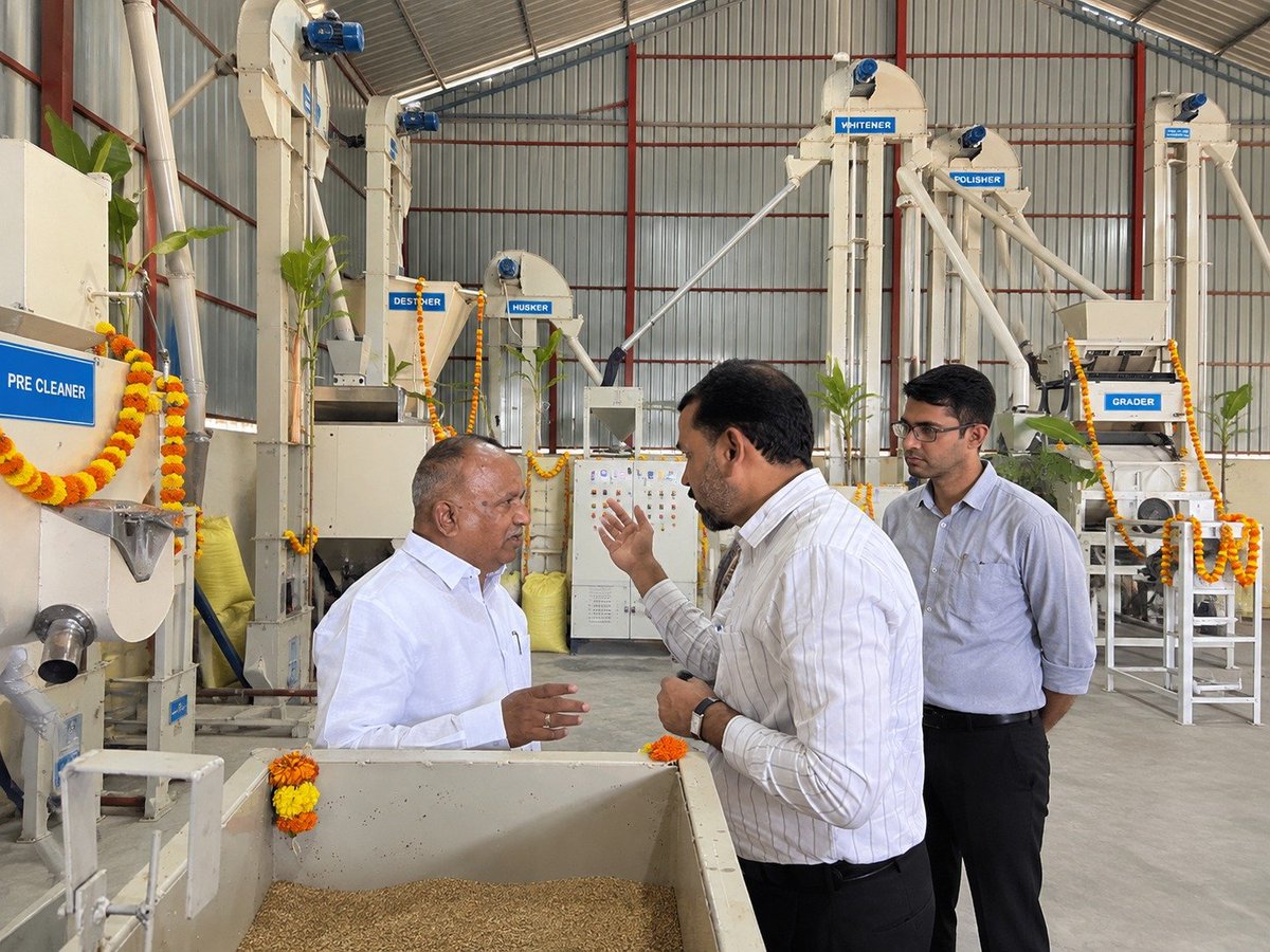 AgriGoI's tweet photo. Millets to Market, Adding Value Locally! 🌾🏭 

Durgada Millets Farmer Producer Co Ltd., #Chitradurga, a #PMDhanDhaanyaKrishiYojana district in #Karnataka, with 1334 farmer members sets up millet processing unit of 8 T/day capacity. 
Enabling local livelihoods, value addition & stronger market opportunities for millet farmers.

@NITIAayog

FPO Contact - Sh.Girish 9686779685

Buy products directly from FPO
https://t.co/mXE31bOdC2

#DDKY #ShreeAan #MilletProcessing #ValueAddition