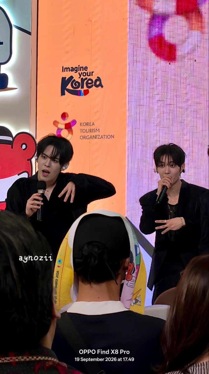 aynozii's tweet photo. 190926

They asked a recommendation for a place like Seoul and Indonesia’s Day _And answered “Blok M”

Both Hyeonbin &amp; Siyun be like, “Hah? Blok M?” Hence their hands coding the M letter to make sure that is correct 

#NOWZ #koreatravelfair2026 #NOWZ_INDONESIA #HYEONBIN  #SIYUN https://t.co/0g0UQFgKgW