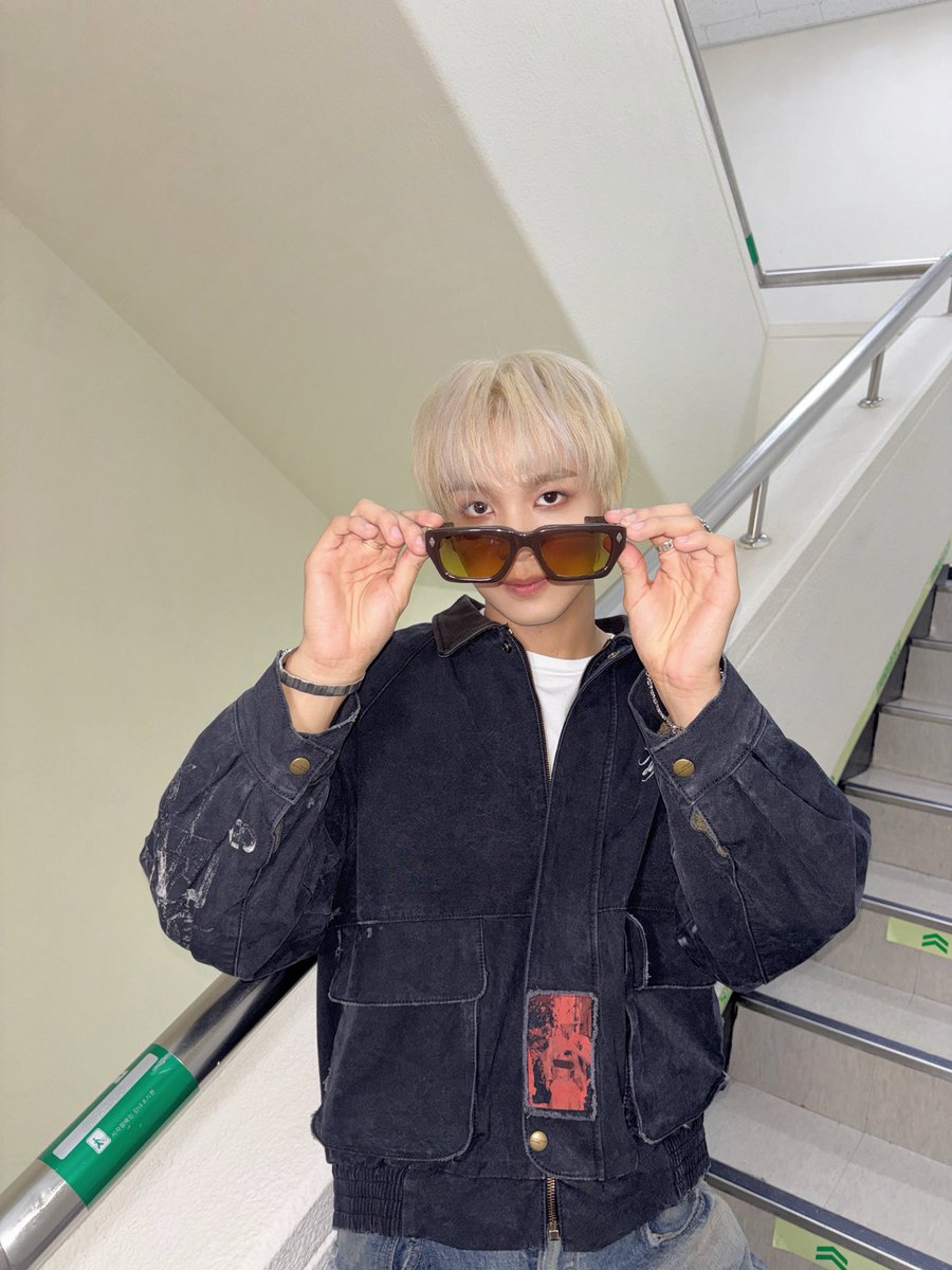 chikipie0's tweet photo. on stage👹🔥🔥.                   off stage👓💅🏻🥰 https://t.co/o7LvHMYhqY