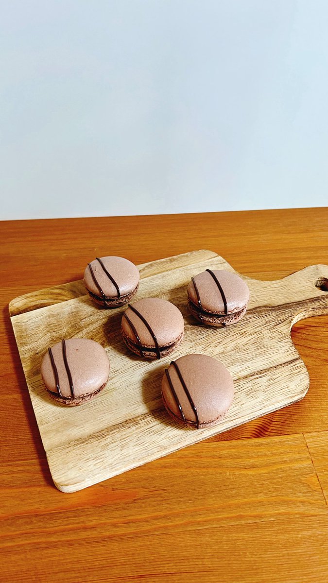 keikei08080808's tweet photo. ショコラマカロン✨

数年ぶりにマカロン作りました🧑‍🍳
なんとかうまく作れて良かったぁ😌

気温や湿度に左右されるから本当に難しいんですよね。

昔は、こんな小さいのにお店で売ってる値段が高いなって思ってたけど、自分で作る様になってから納得しました☺️ https://t.co/GN17Slal7k