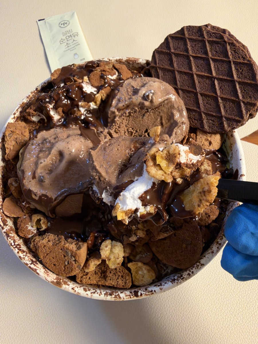 Happy48791's tweet photo. ✨설빙 허쉬초코 크런치 설빙✨

평점: 10/10

혈당이 걱정되는 비주얼이지만 진한 허쉬 초코에 초코칩, 쿠키, 와플이 바삭하게 씹혀 식감까지 좋소. 연유 없이도 충분히 달달하고 초코맛이 진해 완성도가 상당히 높더이다. 먹는 내내 다양한 초코맛이 느껴져 물리지 않는 점도 마음에 들었소. https://t.co/YslDoOGM6N