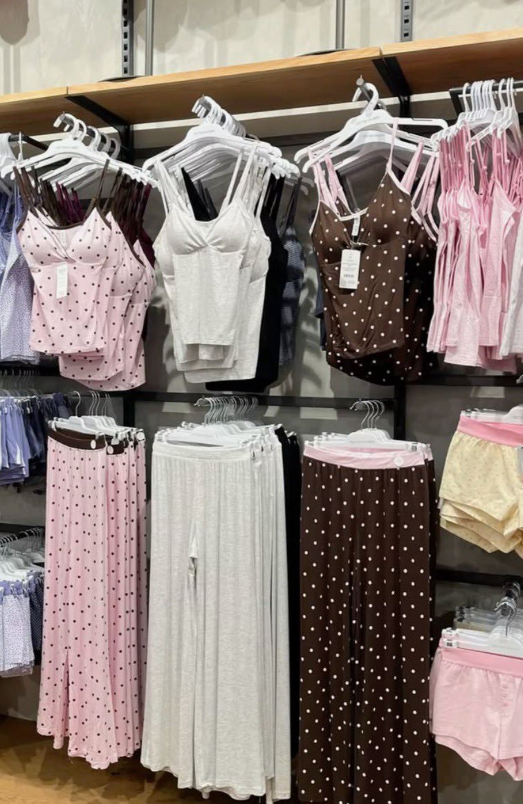 bella_max5309's tweet photo. ATECCOO !!!! HINDI PORKET MUKHANG MAHAL, MAHAL NA AGAD. 😭✨ Eto yung mga shops na may Zara at Bershka vibes pero hindi mahal. Ang dali tuloy magmukhang elegant at sosyal kahit hindi gumagastos nang malaki. 🫣🤍 https://t.co/Uy4gAJ8vtI
