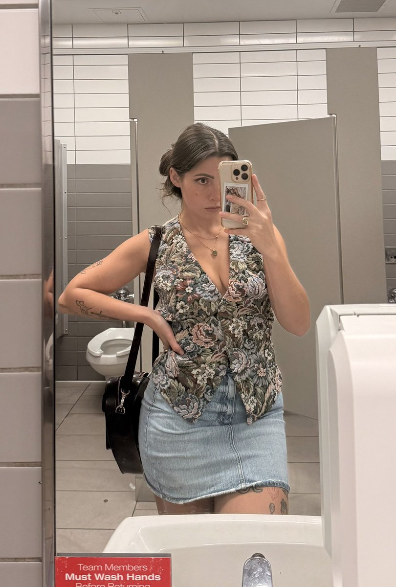 wormymcwormersn's tweet photo. ootd bathroom edition https://t.co/o7Igp4NKwA