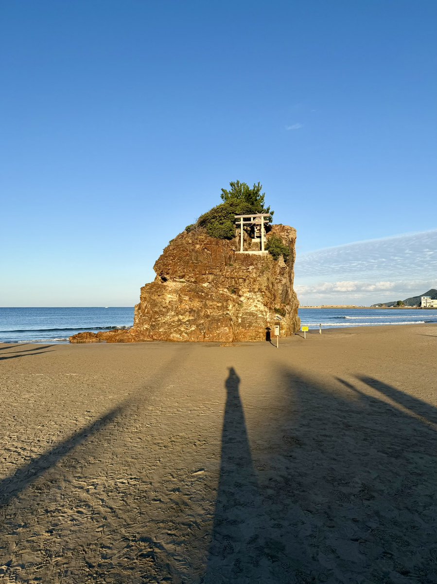 hiroe820's tweet photo. 『出雲・稲佐の浜』に来ました✨
出雲大社の西方にある海岸で、日本神話ゆかりのパワースポットです✨弁天島という小さな島があり、岩の上には豊玉姫命（とよたまひめのみこと）を祀る小さな祠があります✨

稲佐の浜では、浜の砂を少量いただく「お砂取り」をして、出雲大社でその砂を納める「お砂の交換」という習わしがあります🐇稲佐の浜の砂を持って出雲大社に向かいます🐇

#島根県 #出雲 #稲佐の浜