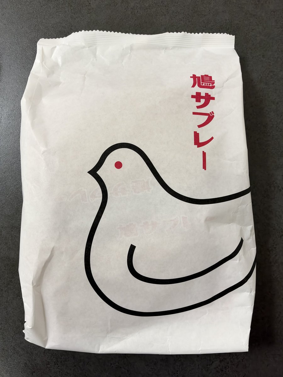 tontan_simple's tweet photo. 家族を迎えに行ったときのお土産、鳩サブレーって本当に美味しいですよね！😊
嬉しい😃

#鳩サブレー　#東京お土産 https://t.co/3GB7ZUgRh8