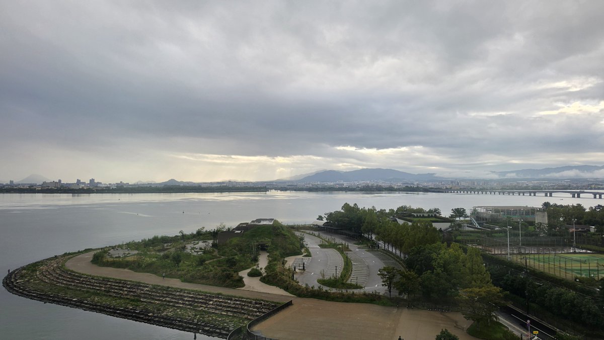 dedecesces's tweet photo. 雲が低いな
今日は舟に乗れないか https://t.co/eJgmoJjzU4