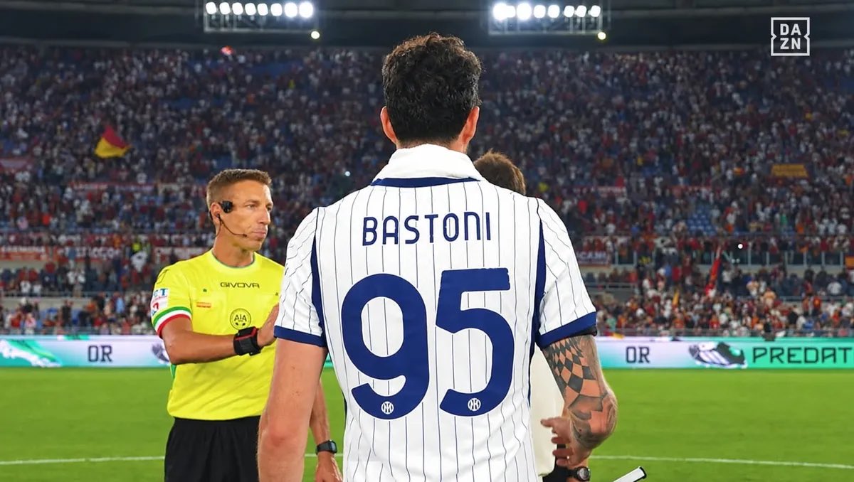 piacere_inter's tweet photo. 🗣️ L'arbitro Davide Massa a fine partita nel salutare allenatori e giocatori, si è lasciato andare ad un commento su match: "Uno spettacolo avete fatto: uno spettacolo, complimenti. Uno spettacolo ragazzi: bravissimi, complimenti", le parole del direttore di gara.
#RomaInter https://t.co/da4W6V6Knz