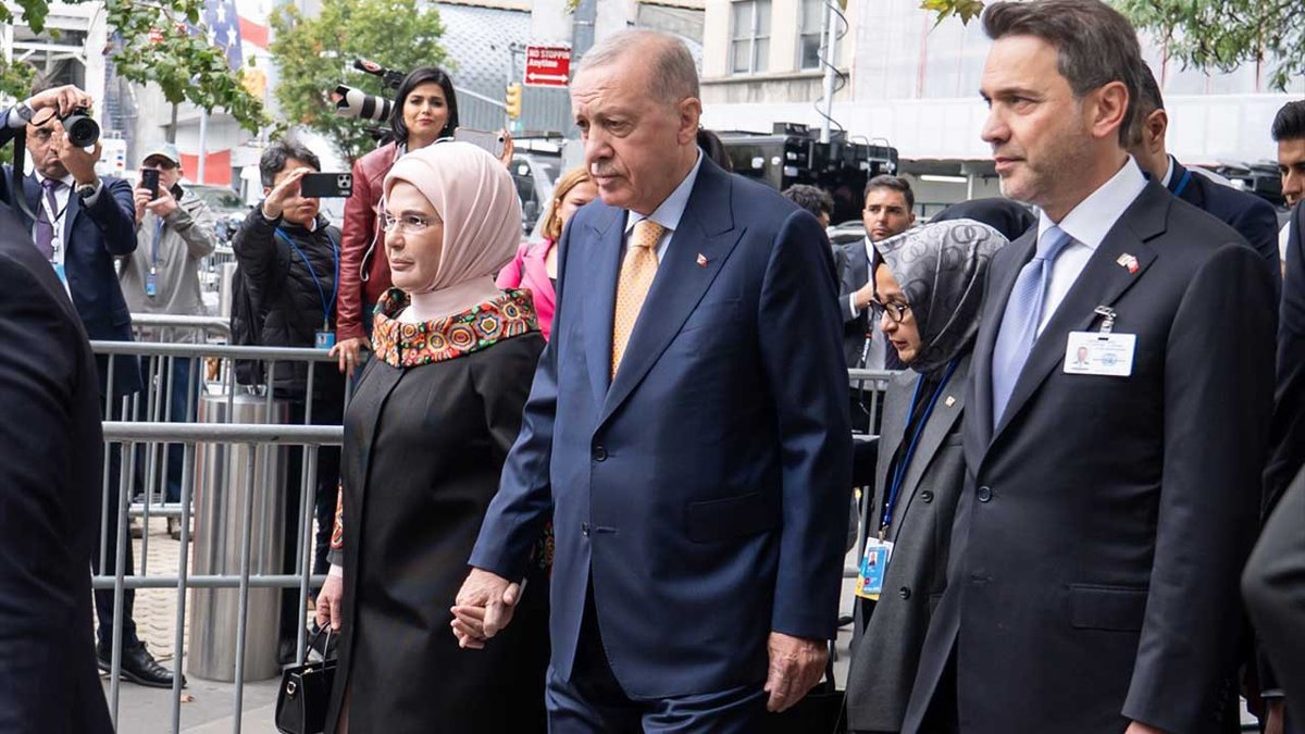 75_saniye's tweet photo. Cumhurbaşkanı Erdoğan, Lotte NY Palace Hotel'de devlet başkanları ve eşleri onuruna verilen basına kapalı davete katıldı.

Erdoğan: “Mazlumların sesi olmaya devam edeceğim.”

Trump ise Erdoğan için “Çok çetin biri ve iyi dostum” dedi. https://t.co/3C1Zho6vVc