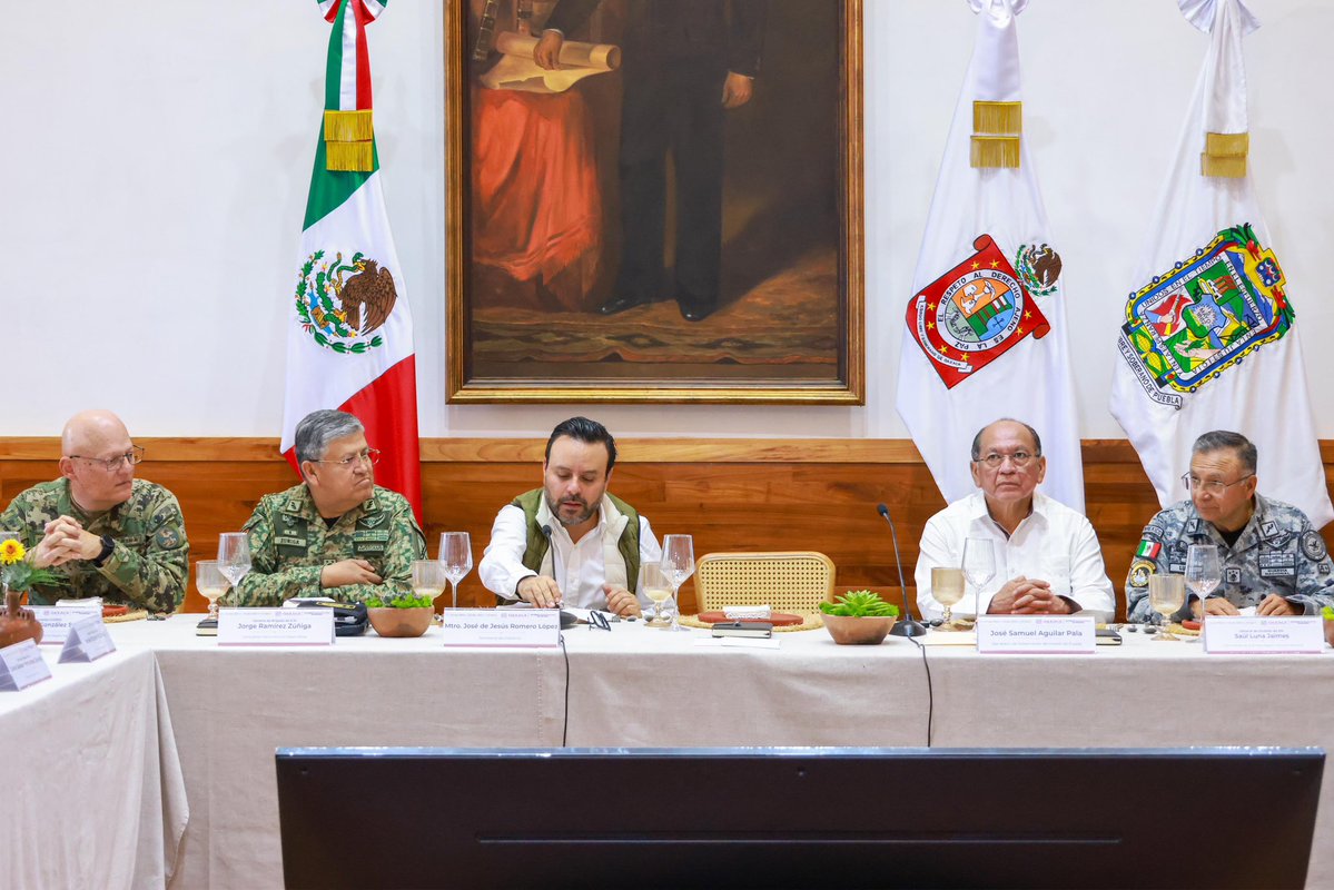 Segob_Puebla's tweet photo. 🚨 Puebla y Oaxaca fortalecen su coordinación para atender de manera conjunta los retos en materia de seguridad. 

🤝 Nuestro titular, @aguilar_pala_S, participó en la Segunda Sesión Ordinaria del Grupo de Inteligencia Operativa Interestatal en Oaxaca, junto a su homólogo de @GobOax, @jesusromerooax.

🚔 Este encuentro permitió compartir estrategias y sumar capacidades para impulsar acciones conjuntas que contribuyan a la seguridad y tranquilidad de las familias de ambas entidades.
#PorAmorAPuebla