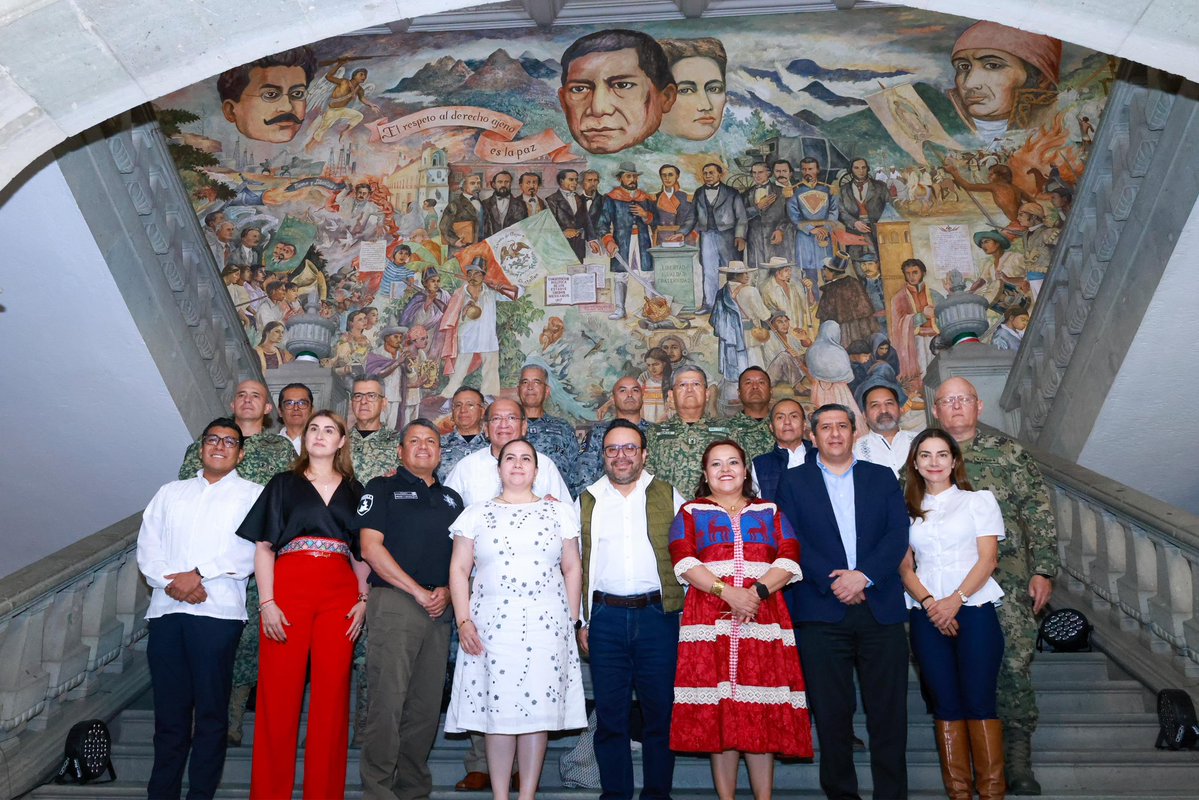 Segob_Puebla's tweet photo. 🚨 Puebla y Oaxaca fortalecen su coordinación para atender de manera conjunta los retos en materia de seguridad. 

🤝 Nuestro titular, @aguilar_pala_S, participó en la Segunda Sesión Ordinaria del Grupo de Inteligencia Operativa Interestatal en Oaxaca, junto a su homólogo de @GobOax, @jesusromerooax.

🚔 Este encuentro permitió compartir estrategias y sumar capacidades para impulsar acciones conjuntas que contribuyan a la seguridad y tranquilidad de las familias de ambas entidades.
#PorAmorAPuebla