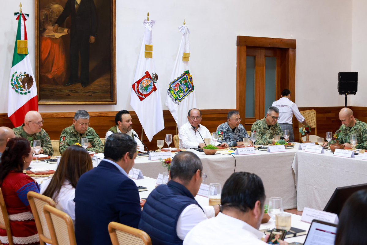 Segob_Puebla's tweet photo. 🚨 Puebla y Oaxaca fortalecen su coordinación para atender de manera conjunta los retos en materia de seguridad. 

🤝 Nuestro titular, @aguilar_pala_S, participó en la Segunda Sesión Ordinaria del Grupo de Inteligencia Operativa Interestatal en Oaxaca, junto a su homólogo de @GobOax, @jesusromerooax.

🚔 Este encuentro permitió compartir estrategias y sumar capacidades para impulsar acciones conjuntas que contribuyan a la seguridad y tranquilidad de las familias de ambas entidades.
#PorAmorAPuebla