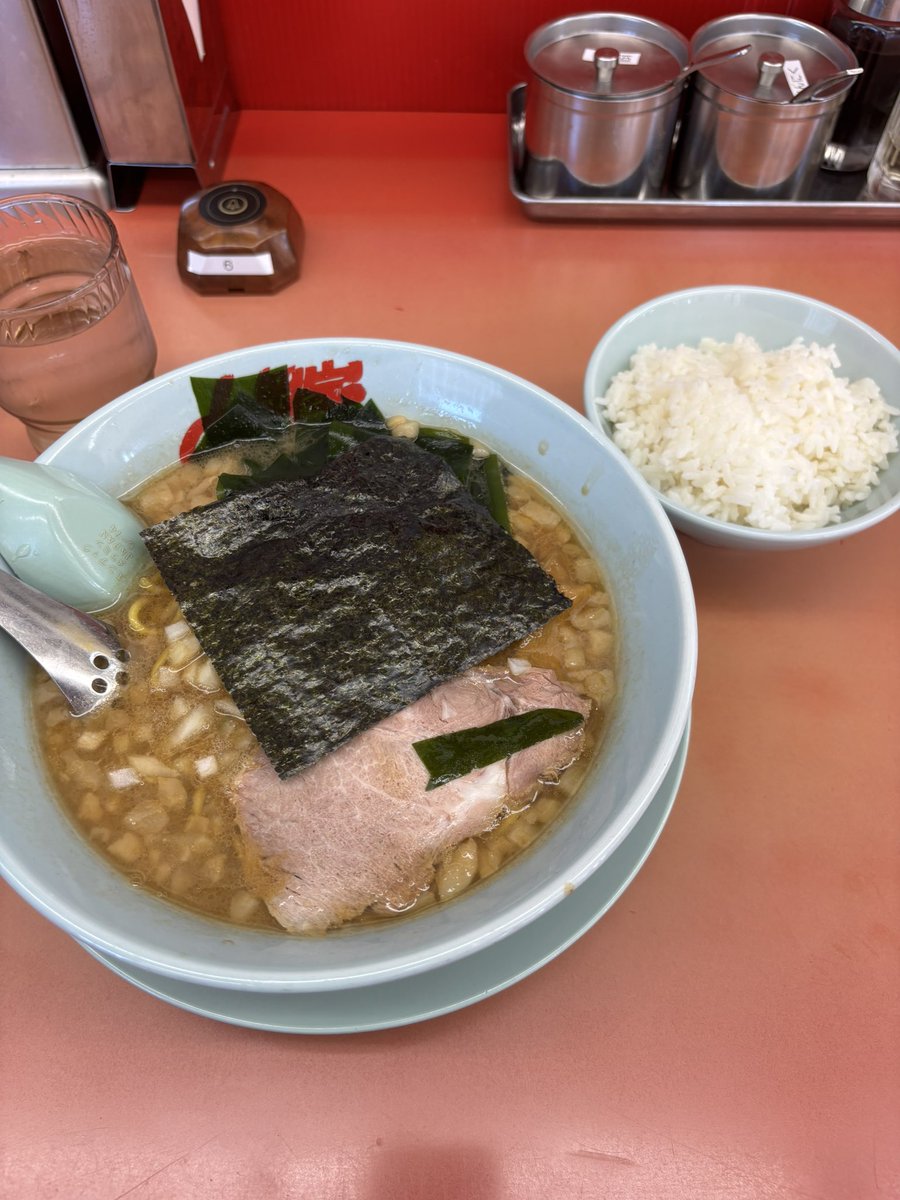 bradewarks's tweet photo. ［山岡家　山形市］
プレミアム醤油　半ライス
この山岡家の山形青田店をサカナクションの山口さん？が絶賛した店というツイートを偶然見かけてせっかく山形にいるならばと思い来店。
山岡家に数回行ったくらいの浅い知識だけどめっちゃ美味いやん…
ちゃんと宮城でも味を確認してみないと。 https://t.co/DBHfMkGSbP