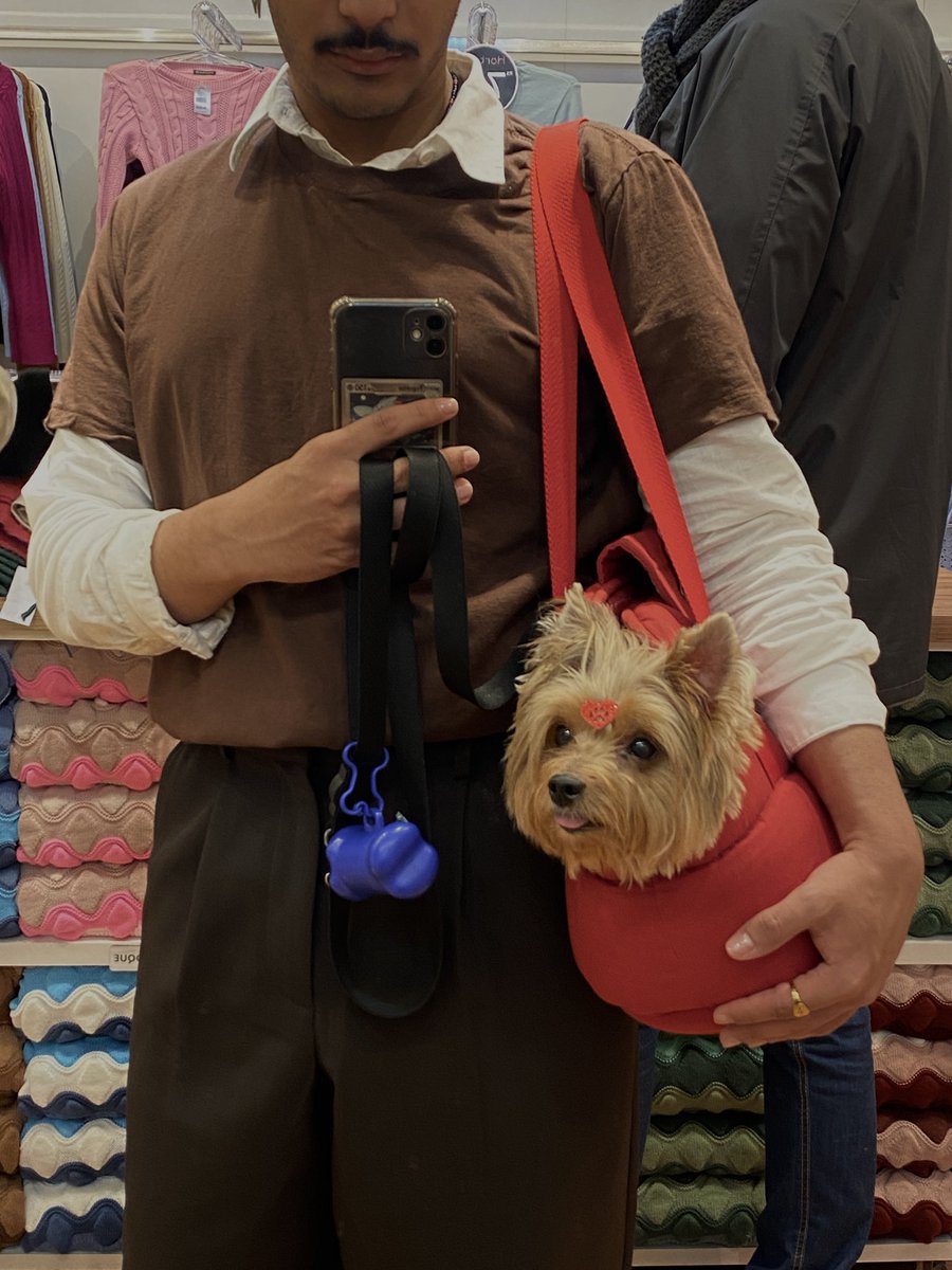 chevetiti's tweet photo. eu estava nesses trajes com um YORKSHIRE em uma BOLSA e uma velha branca me pergunta o modelo de uma blusa. falei não sei. ela em choque: você não trabalha aqui?? https://t.co/VjAwPkajwo