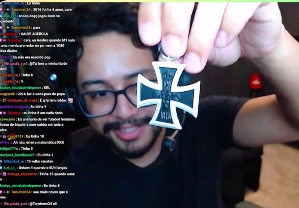 barlatti's tweet photo. A pergunta que não quer calar: por que o youtuber do MBL-Missão conhecido como Renato Impera, cujo nome real dizem ser Robert Mercedez, gosta de ostentar a Cruz de Ferro em suas lives e mantinha um servidor/grupo chamado “Svoboda”? https://t.co/I7Ds5FSJ6x