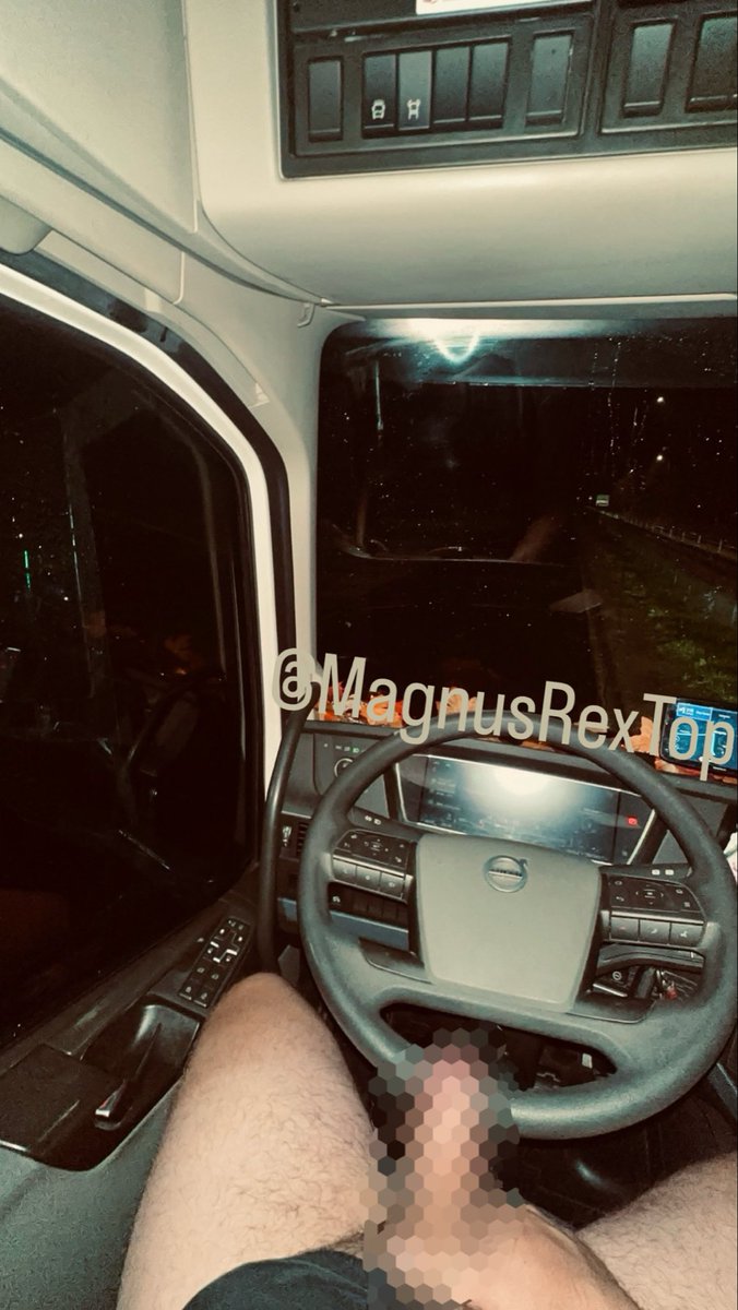 MagnusRexTop's tweet photo. Masz odwagę wejść do kabiny po zmroku? 🚛😈 25 letni kierowca czeka 😡

❤️ + komentarz + RT = fotka bez blura 😈

#Gay #GayTwitter #GayMen #GayBoys #GayNSFW #Truckers https://t.co/CiEcjQbTdb