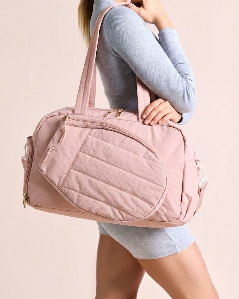 bella_max5309's tweet photo. AHHHH, KAYA PALA ANG DAMING NAGPI-PICKLEBALL BIGLA. 😭🏓 ₱771 lang pala 'tong bag na 'to?! Akala ko mahal kasi ang sosyal tignan. Pwede pang pickleball, pwede ring tennis. 🎾✨ Available pa sa pink at black. Girlies, eto na yata ang sign. 🩷🖤 https://t.co/BCD9aYujmX